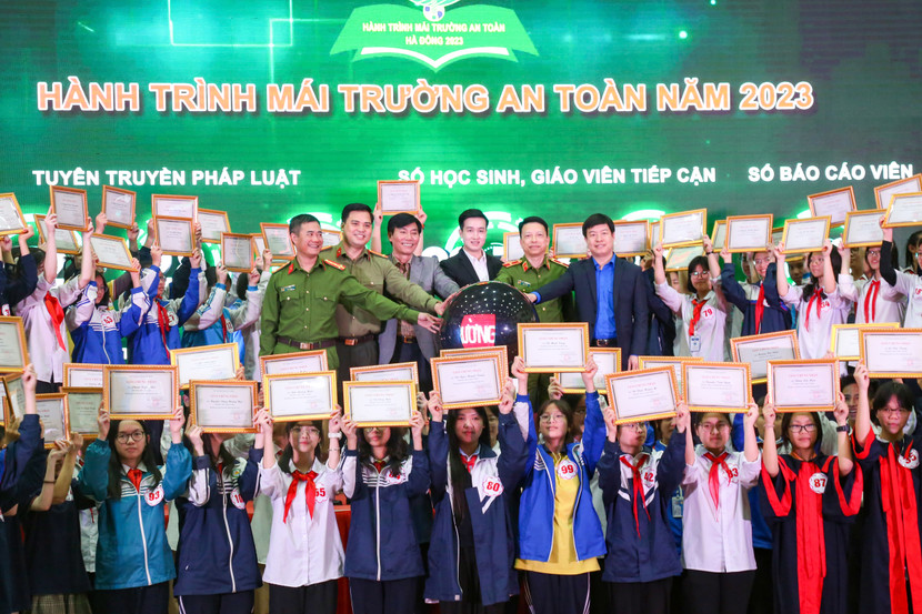 Thiếu tướng Nguyễn Hồng Ky, Phó Giám đốc CATP Hà Nội cùng các đại biểu nhấn nút khởi động hành trình "Mái trường an toàn năm 2023" Thiếu tướng Nguyễn Hồng Ky, Phó Giám đốc CATP Hà Nội cùng các đại biểu nhấn nút khởi động hành trình "Mái trường an toàn năm 2023"