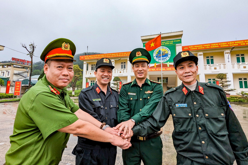 Đại diện chỉ huy các đơn vị CATP Hà Nội và cái bắt tay ấm tình đồng chí đồng đội với Chỉ huy trưởng Đồn Biên phòng Cửa khẩu Chi Ma, Bộ Chỉ huy Bộ đội Biên phòng Lạng Sơn