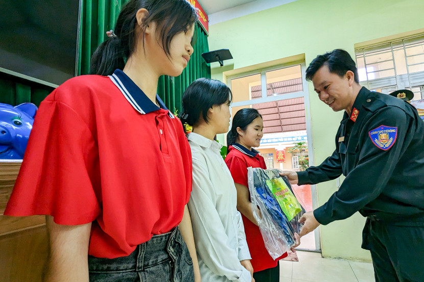 Đoàn công tác tặng quà các em học sinh Trường tiểu học và THCS Hữu Khánh, xã Hữu Khánh, huyện Lộc Bình, tỉnh Lạng Sơn