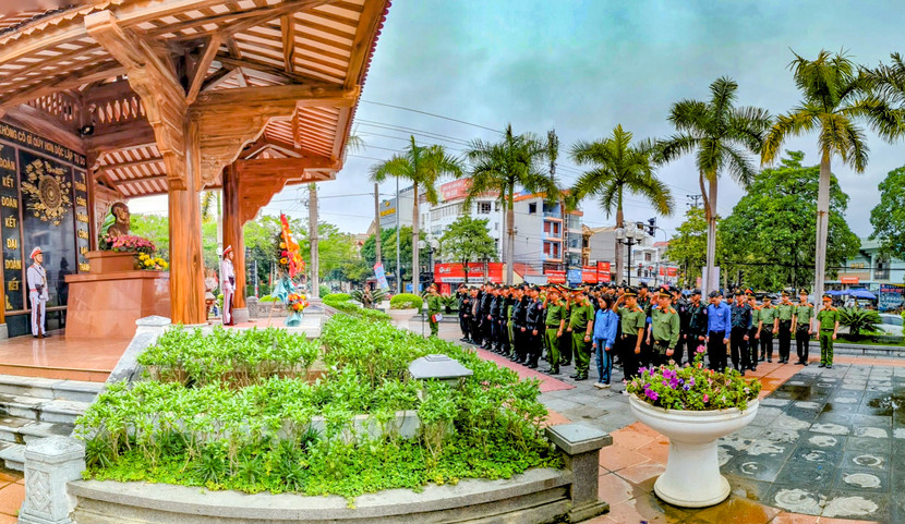 Các đơn vị của CATP Hà Nội, Công an tỉnh Lạng Sơn dâng hương tại đại biểu dâng hương tại khuôn viên tượng đài Chủ tịch Hồ Chí Minh, Thành phố Lạng Sơn