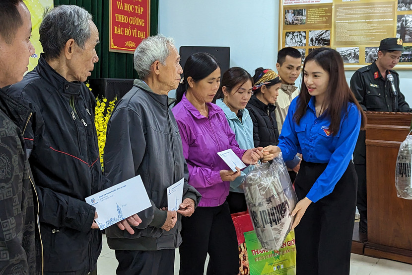 Hành trình cũng trao tặng nhiều món quà thiết thực tới 10 gia đình có hoàn cảnh khó khăn trên địa bàn huyện