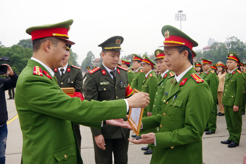 Đại tá Nguyễn Ngọc Quyền, Trưởng CAQ Hà Đông trao giấy khen của Giám đốc CATP cho các tập thể có thành tích xuất sắc