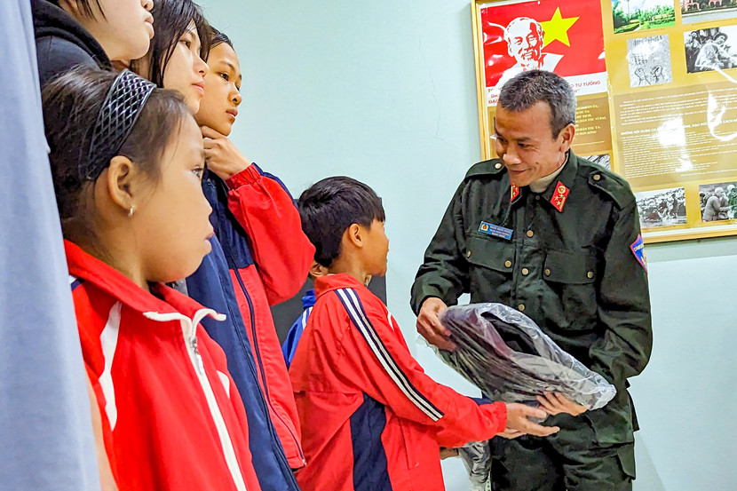 Lãnh đạo các đơn vị thuộc CATP tặng quà các em học sinh giỏi có hoàn cảnh khó khăn