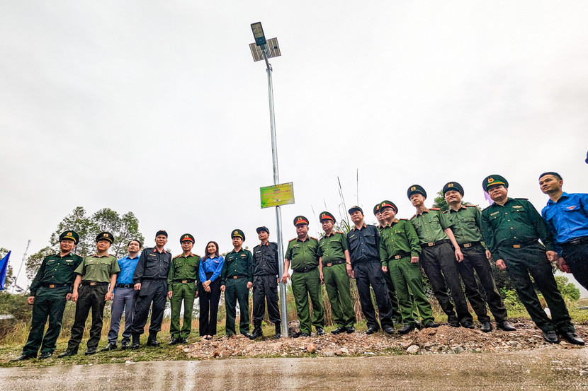 Khánh thành công trình "Thắp sáng đường biên" với đèn năng lượng mặt trời cho đoạn đường 1,5 km