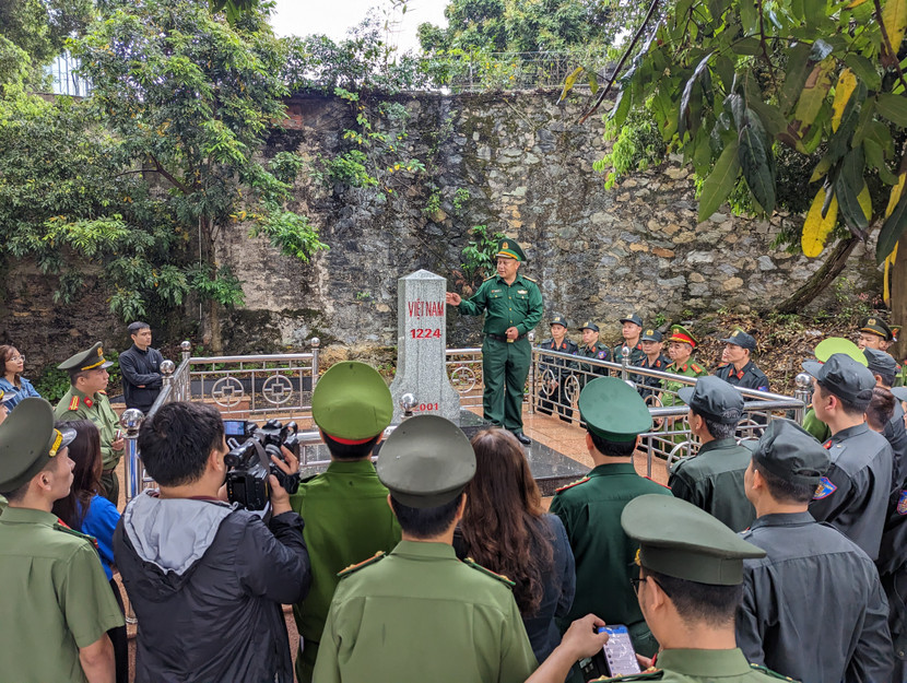 Đoàn công tác tham quan cột mốc 1224 với những thông tin lịch sử nhiều ý nghĩa