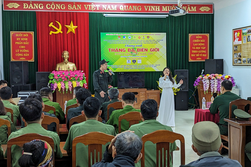 Trung đoàn CSCĐ, Phòng Cảnh sát bảo vệ, Kỹ thuật Hình sự, CAQ Thanh Xuân, Chuyên đề An ninh Thủ đô – CATP Hà Nội và các đơn vị đồng hành đã tổ chức chương trình “Tháng Ba biên giới – Biên cương Tổ quốc tôi” tại Đồn biên phòng cửa khẩu Chi Ma, Lạng Sơn