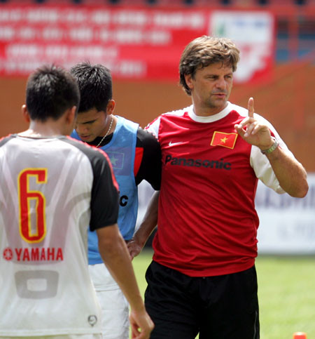 Trận chiến đêm nay là cơ hội để HLV Falko Goetz trổ tài Trận chiến đêm nay là cơ hội để HLV Falko Goetz trổ tài