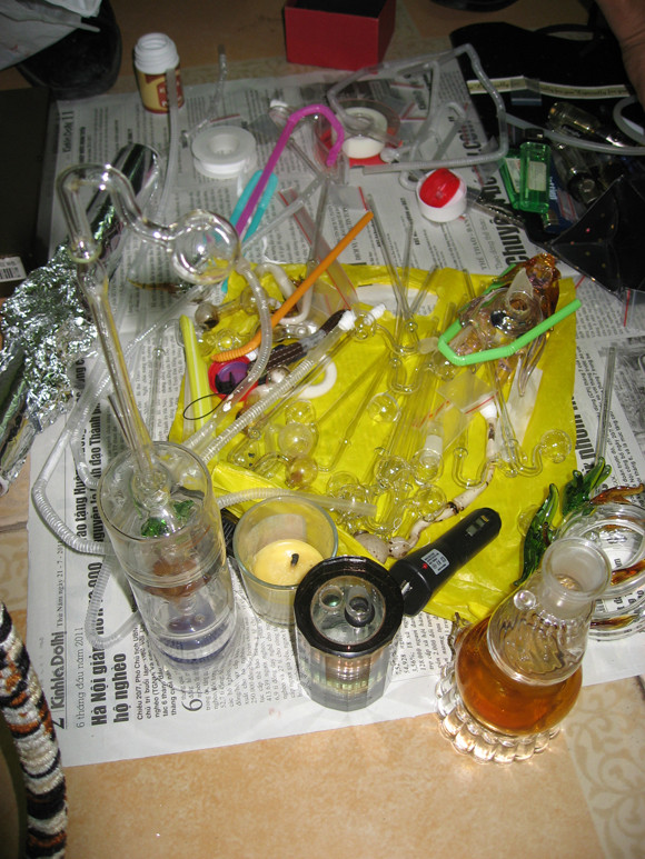 Nhiều bình “ục”, dụng cụ sử dụng ma túy bị thu giữ tại phòng trọ