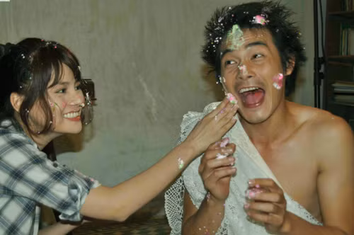 Ngọc Ngoan hóa thân thành anh chàng ăn mày bị tâm thần theo chu kỳ