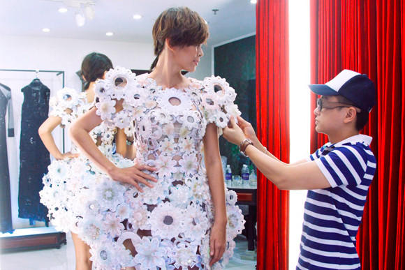 Mâu Thanh Thủy quyến rũ kỳ lạ trong trang phục "nước" ảnh 2