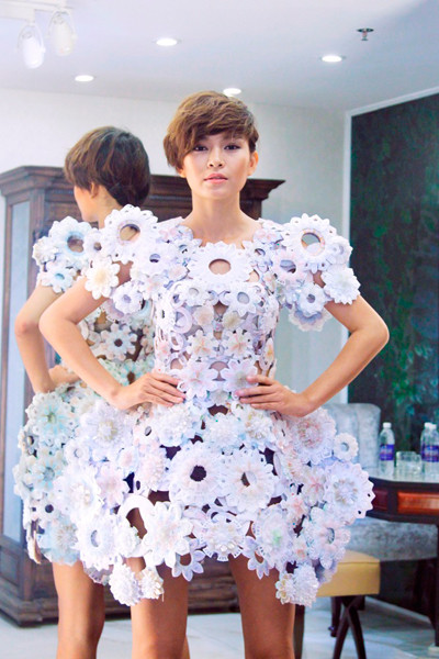 Mâu Thanh Thủy quyến rũ kỳ lạ trong trang phục "nước" ảnh 3