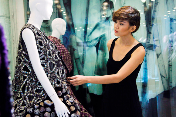 Mâu Thanh Thủy quyến rũ kỳ lạ trong trang phục "nước" ảnh 6