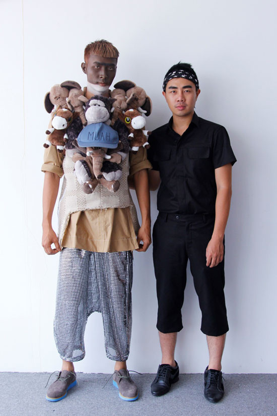 "Sốc" với những trang phục làm từ phao bơi, lót nồi, vỏ gối ảnh 7