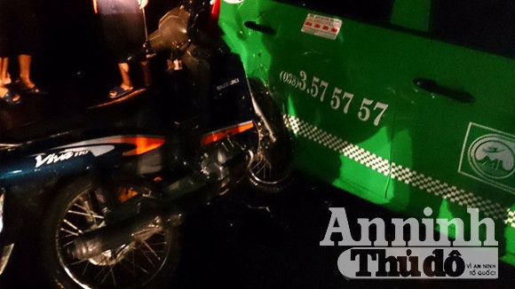 Phóng nhanh, đâm vào đuôi xe taxi, 1 người nguy kịch ảnh 1 Phóng nhanh, đâm vào đuôi xe taxi, 1 người nguy kịch ảnh 1
