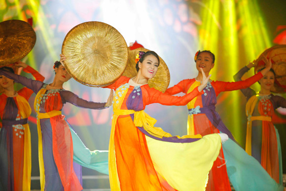 Hoàng Thùy Linh "cháy" hết mình cùng các chàng trai 365 ảnh 1