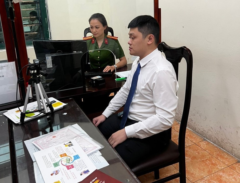 Thiếu tá Phạm Thị Phượng thực hiện nhiệm vụ tại đơn vị Thiếu tá Phạm Thị Phượng thực hiện nhiệm vụ tại đơn vị