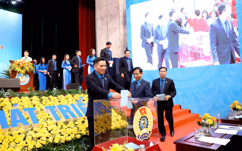 Đại biểu bỏ phiếu bầu Ban Chấp hành LĐLĐ thành phố Hà Nội khóa XVII Đại biểu bỏ phiếu bầu Ban Chấp hành LĐLĐ thành phố Hà Nội khóa XVII