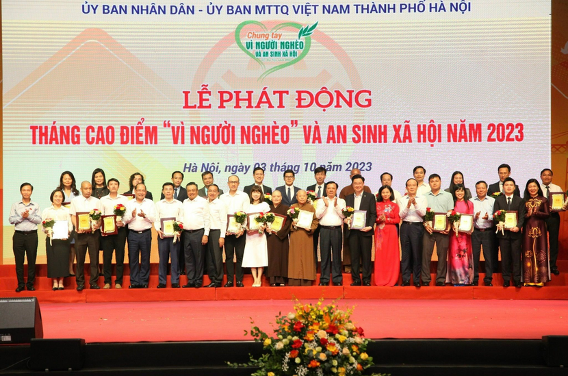 Các đồng chí lãnh đạo thành phố Hà Nội tuyên dương các tập thể tiêu biểu trong công tác giảm nghèo và an sinh xã hội