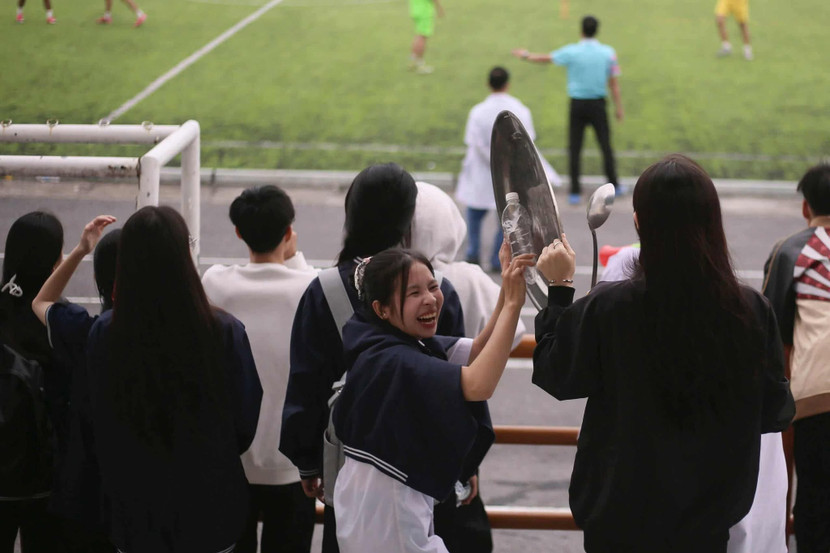 Nguyễn Thị Thuỳ Dương - nữ cổ động viên nhiệt huyết lần đầu tiên tham gia cổ vũ cho đội bóng trường THPT Tự Lập Nguyễn Thị Thuỳ Dương - nữ cổ động viên nhiệt huyết lần đầu tiên tham gia cổ vũ cho đội bóng trường THPT Tự Lập