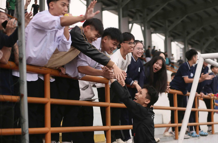 Thủ môn Nguyễn Quang Nam Sang chạy tới khán đài bắt tay chia vui cùng các bạn Thủ môn Nguyễn Quang Nam Sang chạy tới khán đài bắt tay chia vui cùng các bạn