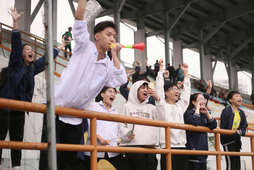 Tập thể lớp 11D3 THPT Tự Lập mang theo kèn, trống liên tục hô vang khẩu hiệu, tiếp lửa cho đội bóng của trường Tập thể lớp 11D3 THPT Tự Lập mang theo kèn, trống liên tục hô vang khẩu hiệu, tiếp lửa cho đội bóng của trường