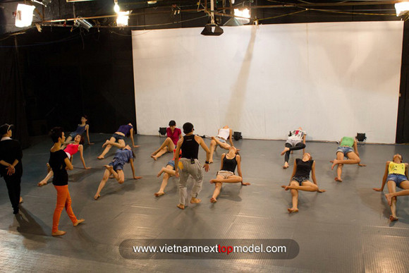 Buổi luyện tập diễn ra khá căng thẳng và vất vả... Thí sinh Hoàng Oanh bị choáng và các giám khảo đã chăm sóc cô