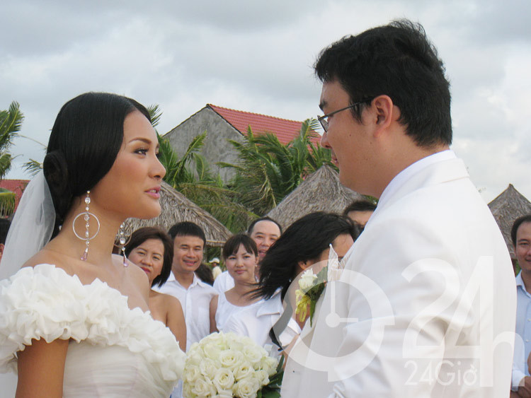 Đám cưới của người đẹp Hương Giang diễn ra vô cùng lãng mạn