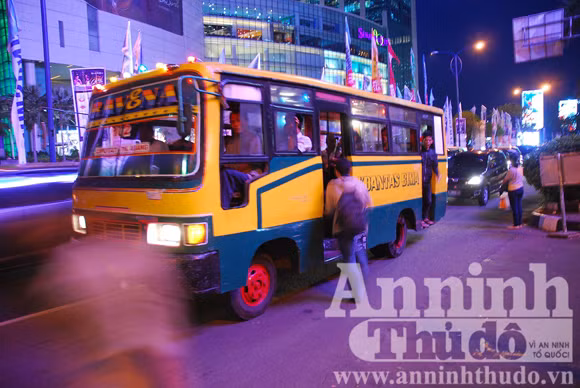 Trung tâm thương mại tại Jakarta Trụ sở kênh truyền hình SCTV của Indonesia Giao thông giờ tan tầm tại Jakarta Tại Jakarta cũng có xe bus dù Xe bus cũng luôn đông khách vào giờ cao điểm Ojek - xe ôm của Jakarta Dãy "xe ôm" xếp hàng ngoài Trung tâm thương mại đón khách Khoảng lặng hiếm thấy trong giờ tan tầm