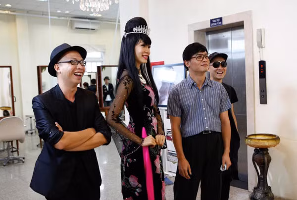 Hình ảnh thường thấy của "Bộ tứ quyền lực" "Bộ tứ quyền lực" trong diện mạo mới Nhiều khán giả liên tưởng bộ tóc của giám khảo Xuân Lan và thí sinh Lê Thị Phương