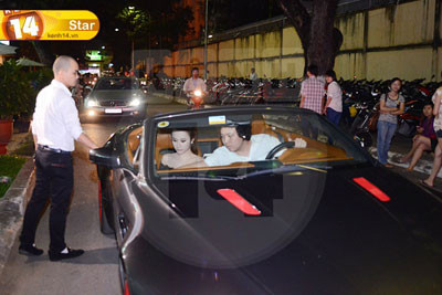 Thời gian gần đây, Phương Trinh liên tục xuất hiện với trang phục bốc lửa cùng người tình đại gia