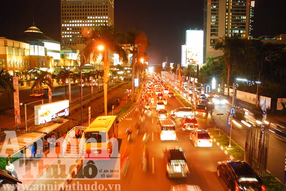 Trung tâm thương mại tại Jakarta Trụ sở kênh truyền hình SCTV của Indonesia Giao thông giờ tan tầm tại Jakarta Tại Jakarta cũng có xe bus dù Xe bus cũng luôn đông khách vào giờ cao điểm Ojek - xe ôm của Jakarta Dãy "xe ôm" xếp hàng ngoài Trung tâm thương mại đón khách Khoảng lặng hiếm thấy trong giờ tan tầm