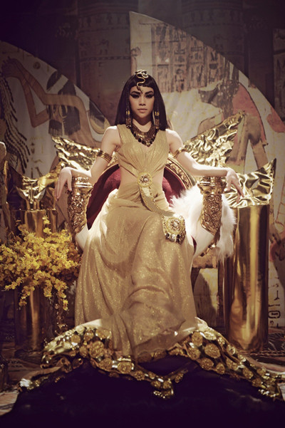 Hà Hồ trở thành Nữ hoàng Ai Cập quyền lực và quyến rũ ảnh 1