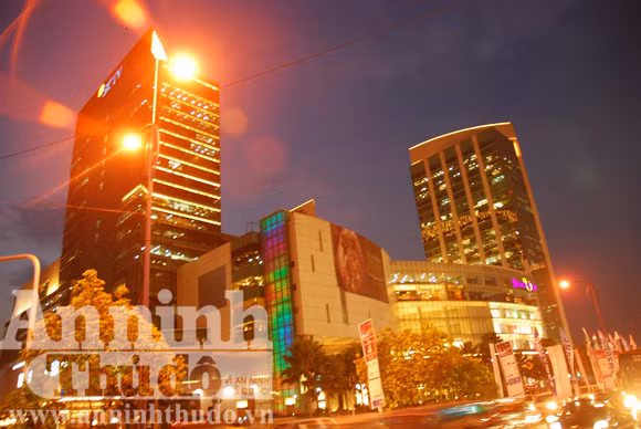 Trung tâm thương mại tại Jakarta Trụ sở kênh truyền hình SCTV của Indonesia Giao thông giờ tan tầm tại Jakarta Tại Jakarta cũng có xe bus dù Xe bus cũng luôn đông khách vào giờ cao điểm Ojek - xe ôm của Jakarta Dãy "xe ôm" xếp hàng ngoài Trung tâm thương mại đón khách Khoảng lặng hiếm thấy trong giờ tan tầm