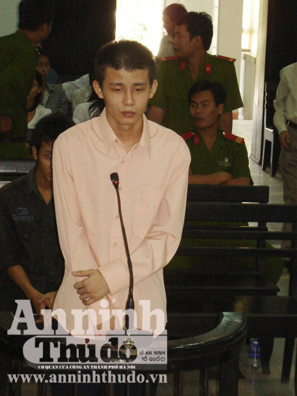 Bị cáo Phan Trọng Vinh trước vành móng ngựa Bị cáo Phan Trọng Vinh trước vành móng ngựa