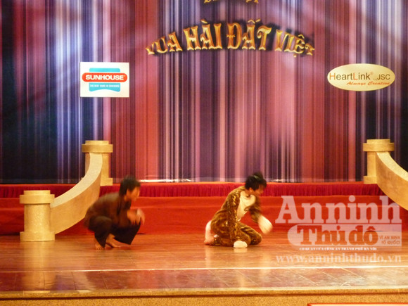 Tiết mục nhận được nhiều tràng vỗ tay và tiếng cười của khán giả