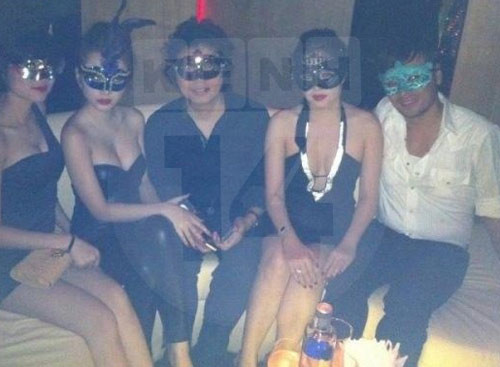 Thời gian gần đây, Phương Trinh liên tục xuất hiện với trang phục bốc lửa cùng người tình đại gia