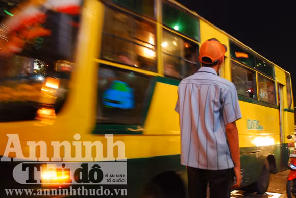 Trung tâm thương mại tại Jakarta Trụ sở kênh truyền hình SCTV của Indonesia Giao thông giờ tan tầm tại Jakarta Tại Jakarta cũng có xe bus dù Xe bus cũng luôn đông khách vào giờ cao điểm Ojek - xe ôm của Jakarta Dãy "xe ôm" xếp hàng ngoài Trung tâm thương mại đón khách Khoảng lặng hiếm thấy trong giờ tan tầm