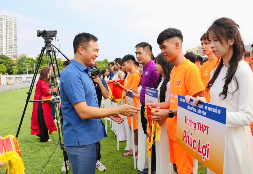 Đại tá Nguyễn Ngọc Quyền - Phó Bí thư Đảng ủy, Phó Giám đốc CATP Hà Nội trao cờ lưu niệm cho các đội dự giải (Ảnh: Thuần Thư) Đại tá Nguyễn Ngọc Quyền - Phó Bí thư Đảng ủy, Phó Giám đốc CATP Hà Nội trao cờ lưu niệm cho các đội dự giải (Ảnh: Thuần Thư)