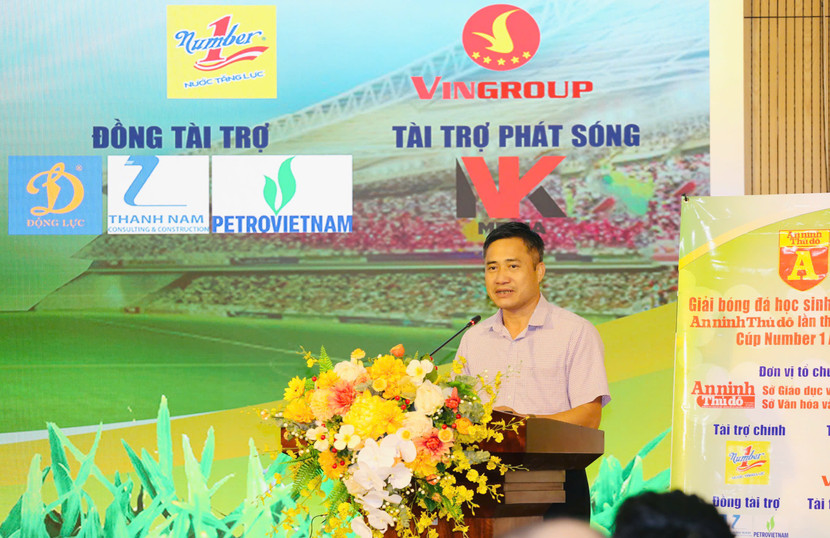 Ông Kiều Cao Trinh - Phó trưởng phòng Chính trị, tư tưởng và Công tác học sinh, sinh viên Sở GD&amp;ĐT Hà Nội phát biểu tại buổi lễ (Ảnh: Thuần Thư)