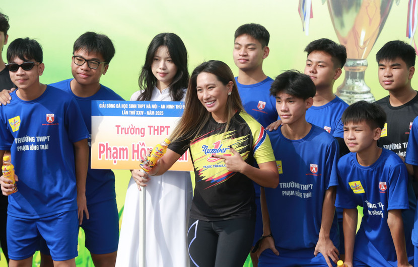 Thanh Vũ chụp cùng đội bóng THPT Phạm Hồng Thái trong ngày khai mạc giải Thanh Vũ chụp cùng đội bóng THPT Phạm Hồng Thái trong ngày khai mạc giải