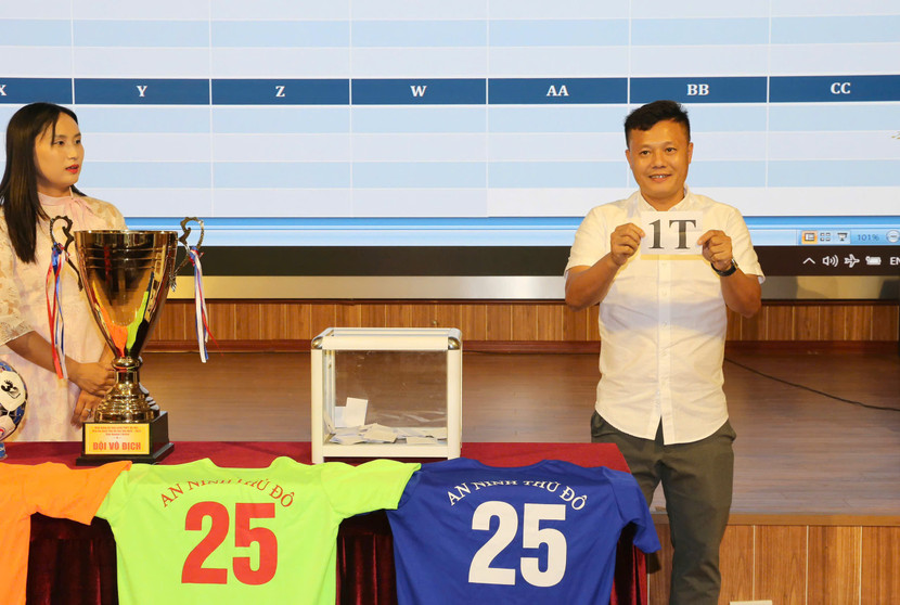 Thành viên Ban huấn luyện CLB Công an Hà Nội - Phạm Thành Lương tham gia bốc thăm (Ảnh: Thuần Thư)