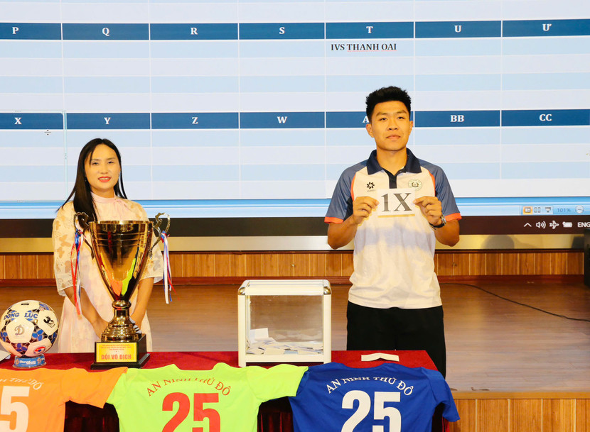 Hậu vệ CLB Công an Hà Nội - Phạm Lỹ Đức bốc thăm cho các đội dự giải (Ảnh: Thuần Thư)