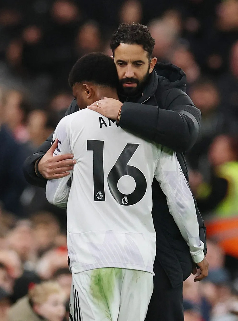 HLV Ruben Amorim chúc mừng học trò Diallo sau trận