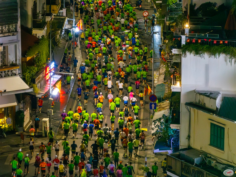 Các VĐV chạy qua phố cổ Hà Nội