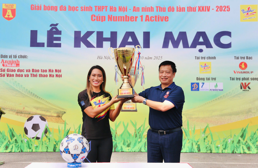 Ông Nguyễn Thanh Bình - Trưởng Ban Biên tập An ninh Thủ đô - Trưởng BTC giải nâng cúp vô địch tượng trưng cùng bà Vũ Phương Thanh - Đại sứ thương hiệu Number 1 - Tập đoàn Tân Hiệp Phát (Ảnh: Thuần Thư) Ông Nguyễn Thanh Bình - Trưởng Ban Biên tập An ninh Thủ đô - Trưởng BTC giải nâng cúp vô địch tượng trưng cùng bà Vũ Phương Thanh - Đại sứ thương hiệu Number 1 - Tập đoàn Tân Hiệp Phát (Ảnh: Thuần Thư)