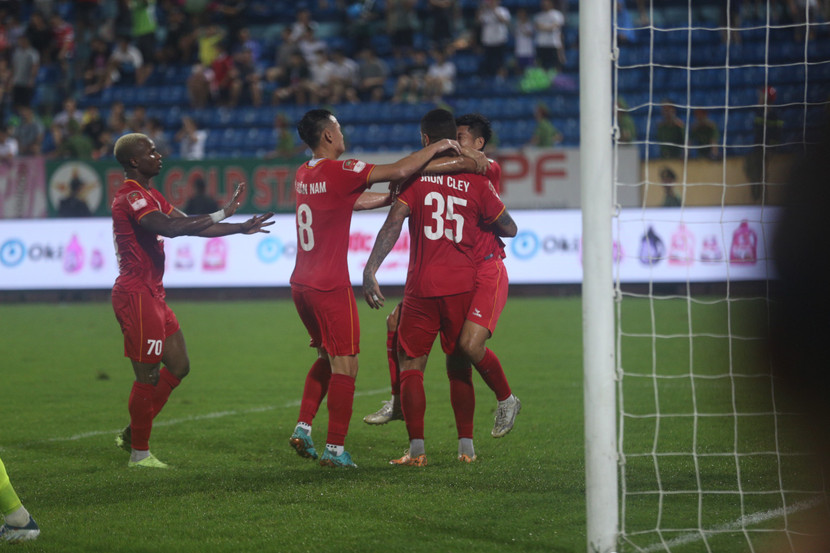 Đồng đội chia vui cùng Jhon Cley với bàn thắng phút bù giờ