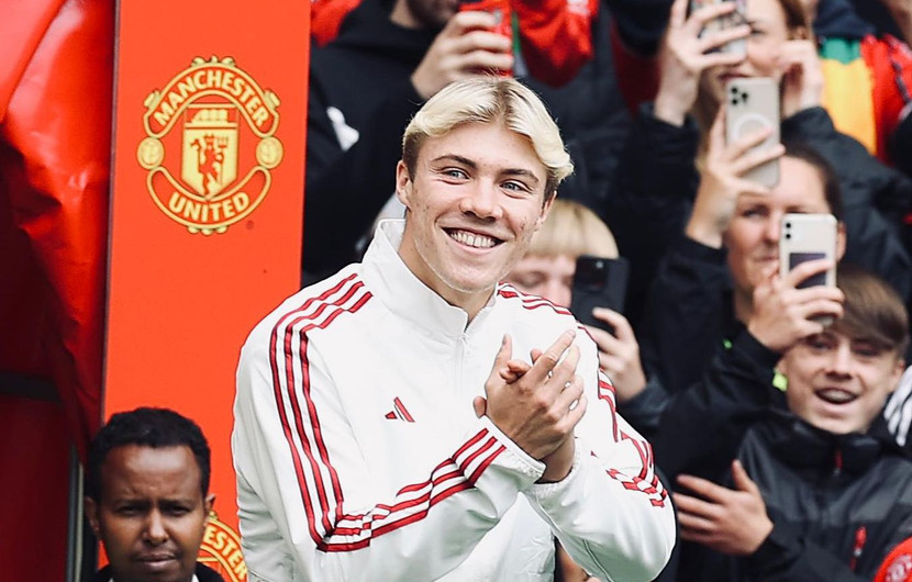 Hojlund tươi cười ra mắt khán giả sân Old Trafford Hojlund tươi cười ra mắt khán giả sân Old Trafford