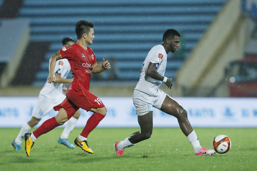 Quang Hải và đồng đội gặp nhiều khó khăn trước Nam Định