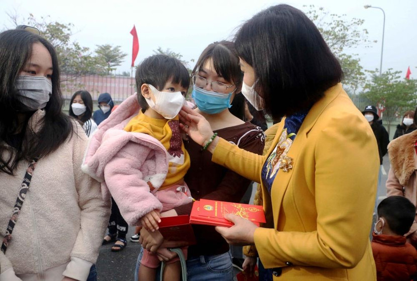 Phó Bí thư Thường trực Thành ủy Hà Nội Nguyễn Thị Tuyến trao lì xì cho con công nhân Phó Bí thư Thường trực Thành ủy Hà Nội Nguyễn Thị Tuyến trao lì xì cho con công nhân