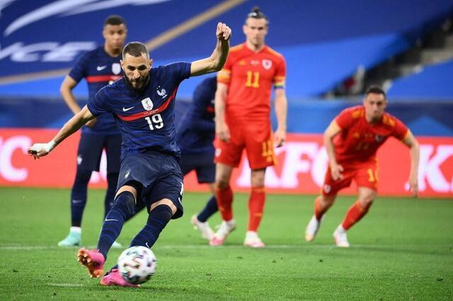 Benzema đá hỏng 11m trong ngày trở lại ĐT Pháp Benzema đá hỏng 11m trong ngày trở lại ĐT Pháp